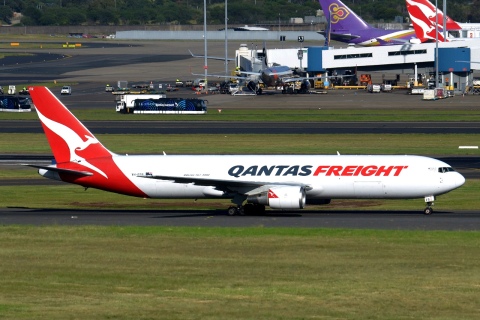 VH-EFR - 767-381F(ER) - Qantas Freight - SYD - 11-04-2018b