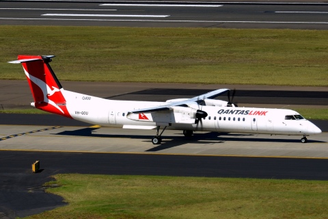 VH-QOU - DHC-8-402 - QantasLink - SYD - 11-04-2018