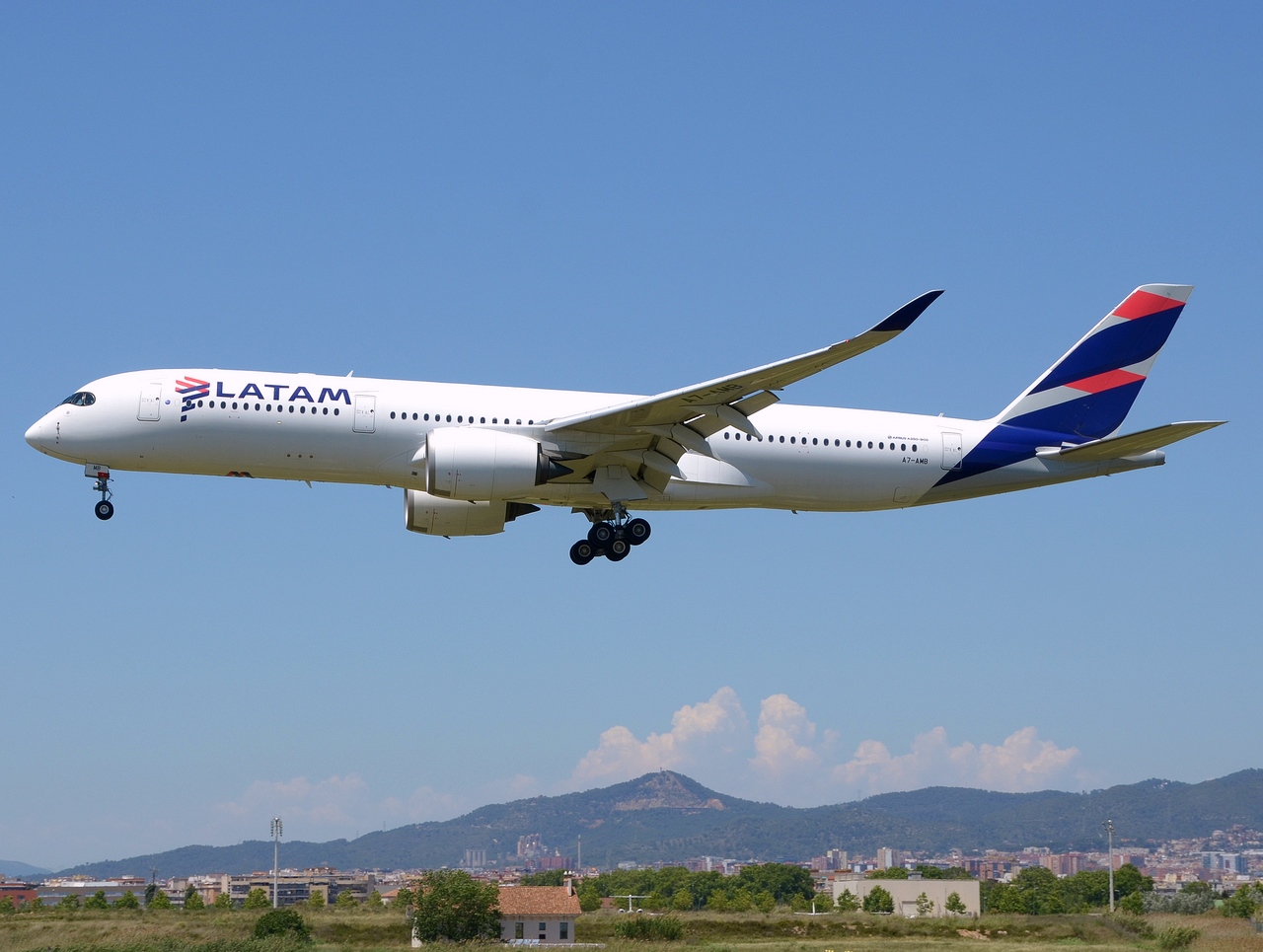 A7-AMB - A350-941 - Latam - BCN - 02-06-2019