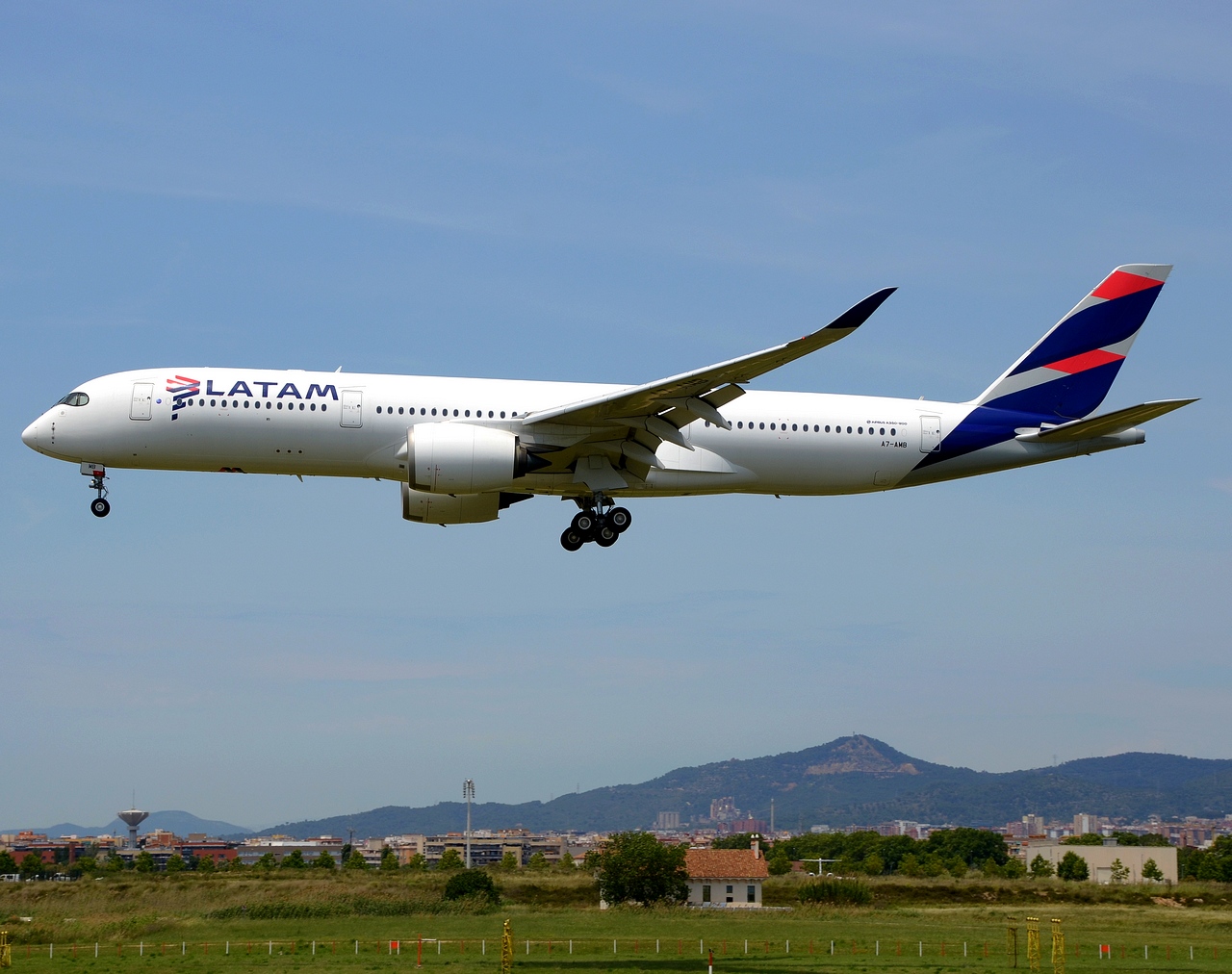 A7-AMB - A350-941 - Latam - BCN - 03-06-2019