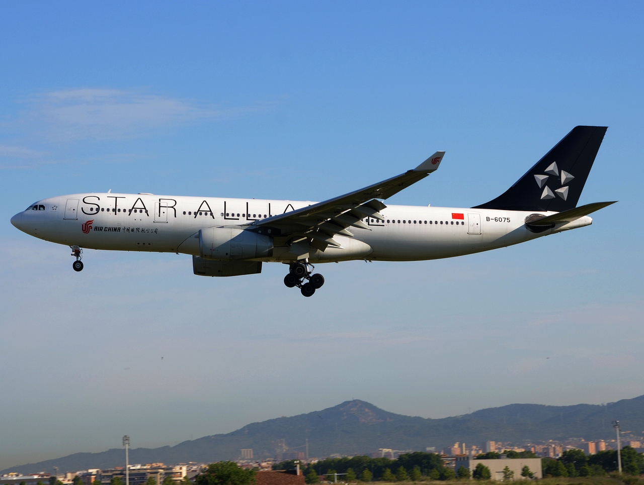 B-6075 - A330-243 - Air China - BCN - 03-06-2019