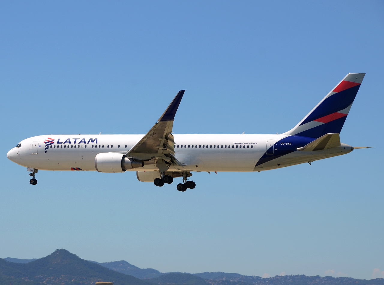 CC-CXE - 767-316(ER)(WL) - LATAM Airlines Chile - BCN - 02-06-2019