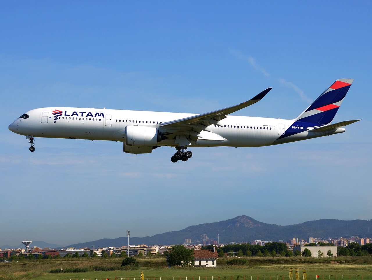 PR-XTH - A350-941 - LATAM Airlines Brasil - BCN - 03-06-2019