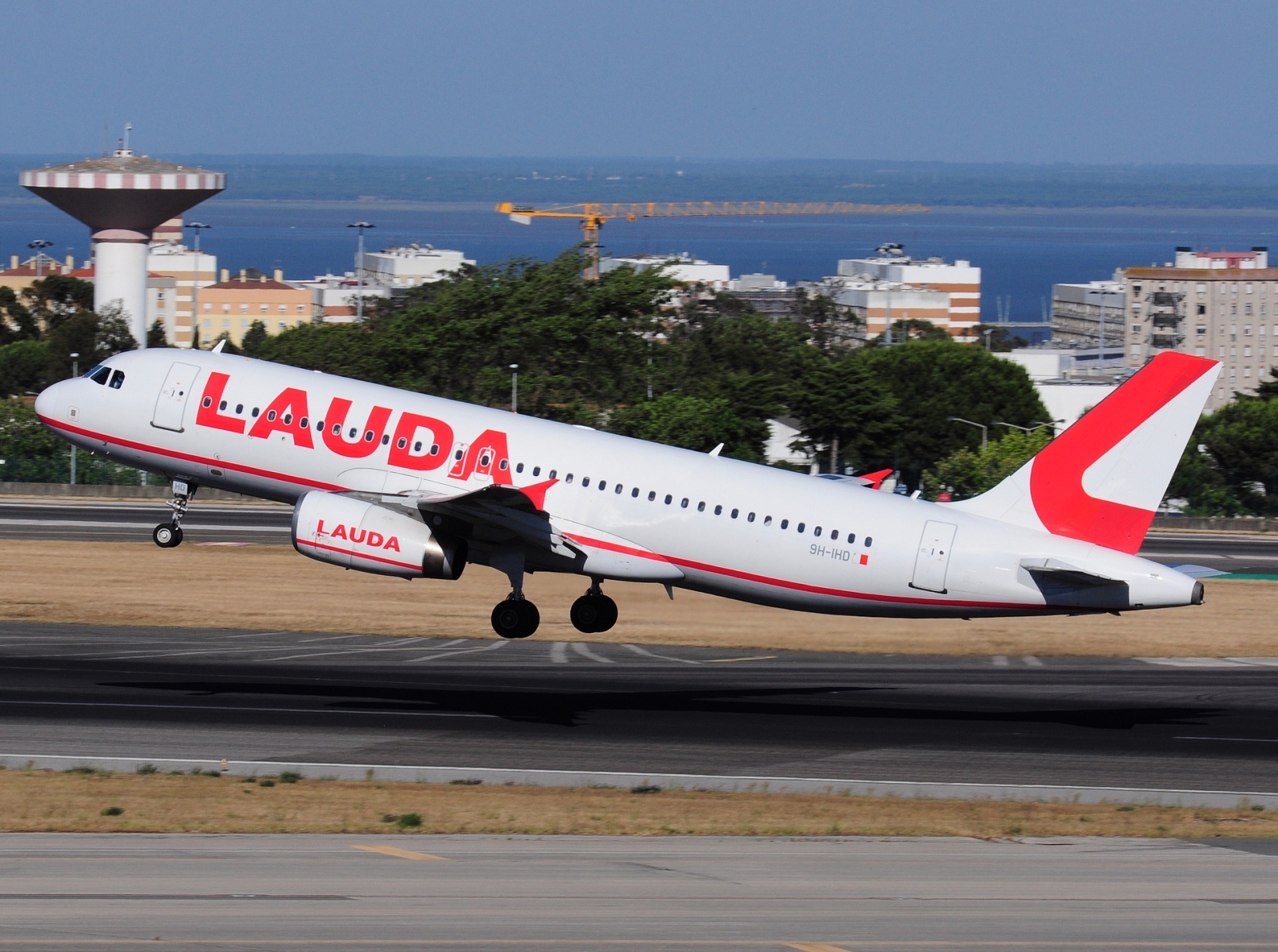 9H-IHD - A320-232 - Lauda Europe - LIS - 09-06-2022