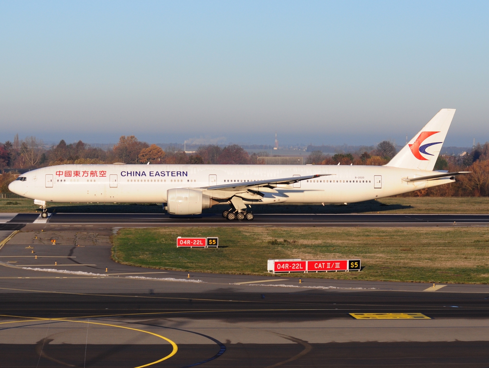 B-2020 - 777-39P(ER) - China Eastern Airlines - LGG - 12-12-2022