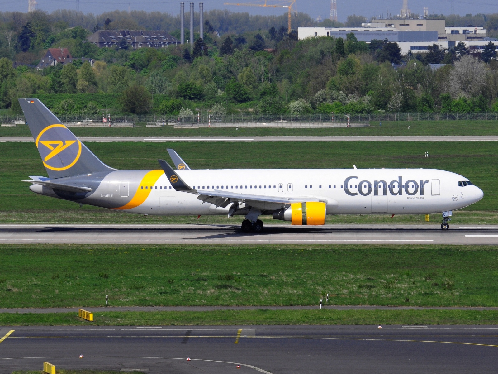 D-ABUE - 767-330(ER)(WL) - Condor - DUS - 24-04-2022