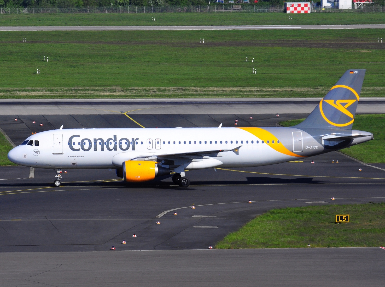 D-AICC - A320-212 - Condor - DUS - 24-04-2022b