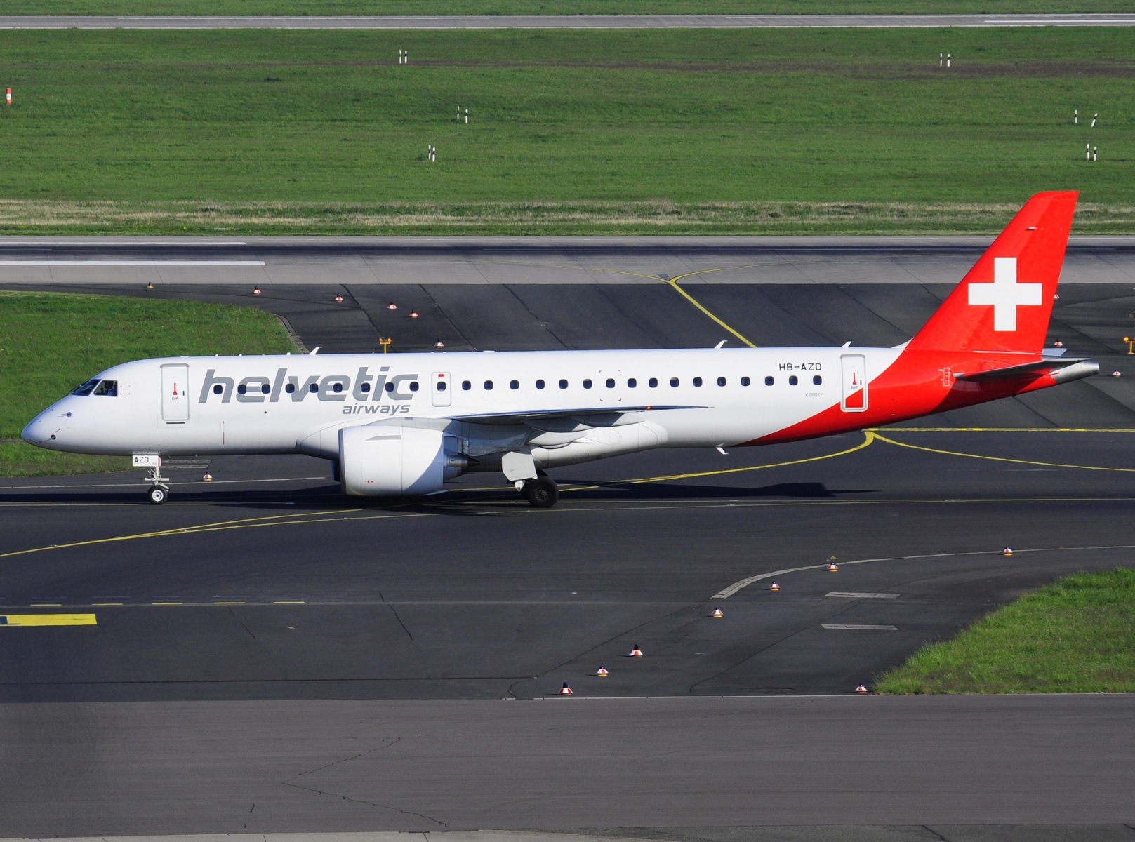 HB-AZD - ERJ-190-E2 (ERJ-190-300 STD) - Helvetic Airways - DUS - 24-04-2022