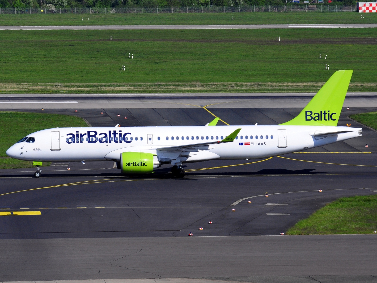 YL-AAS - A220-300 - Air Baltic - DUS - 24-04-2022