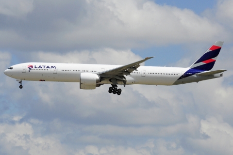 PT-MUJ - 777-32W(ER) - LATAM Airlines Brasil - MAD - 04-05-2022