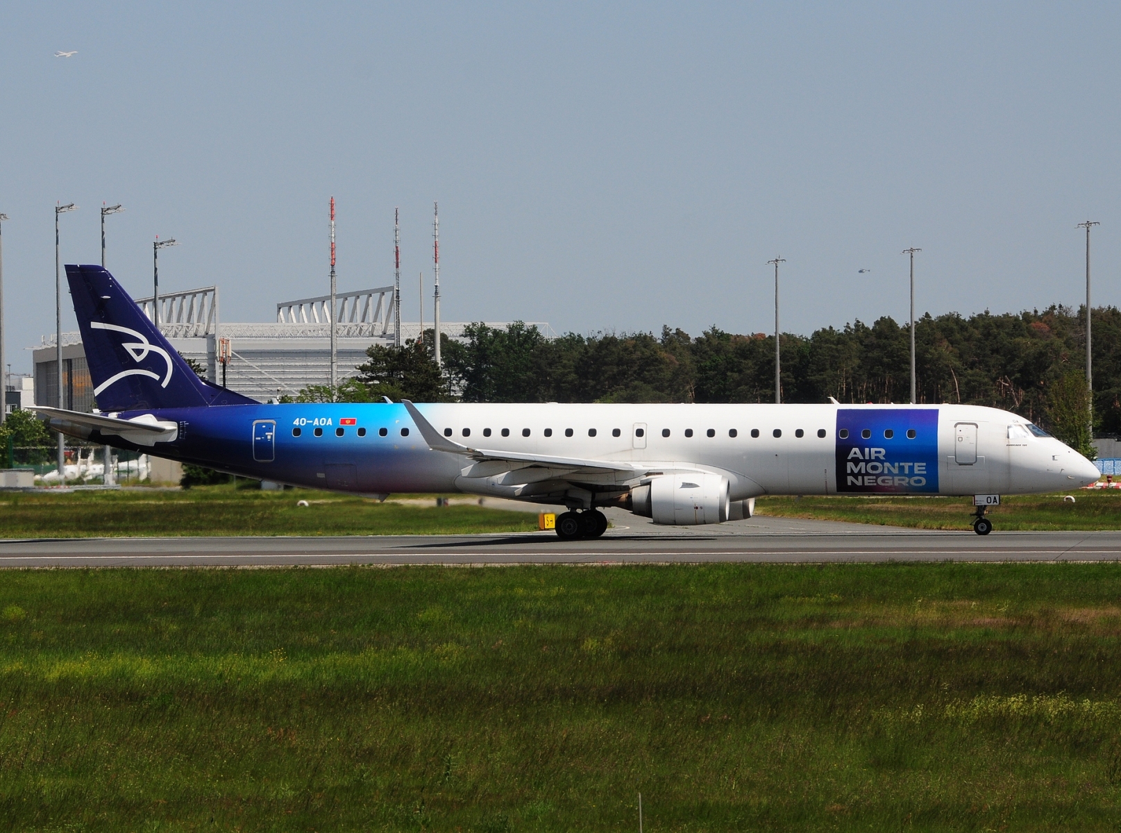 4O-AOA - ERJ-195LR (ERJ-190-200 LR) - Air Montenegro - FRA - 25-05-2023c