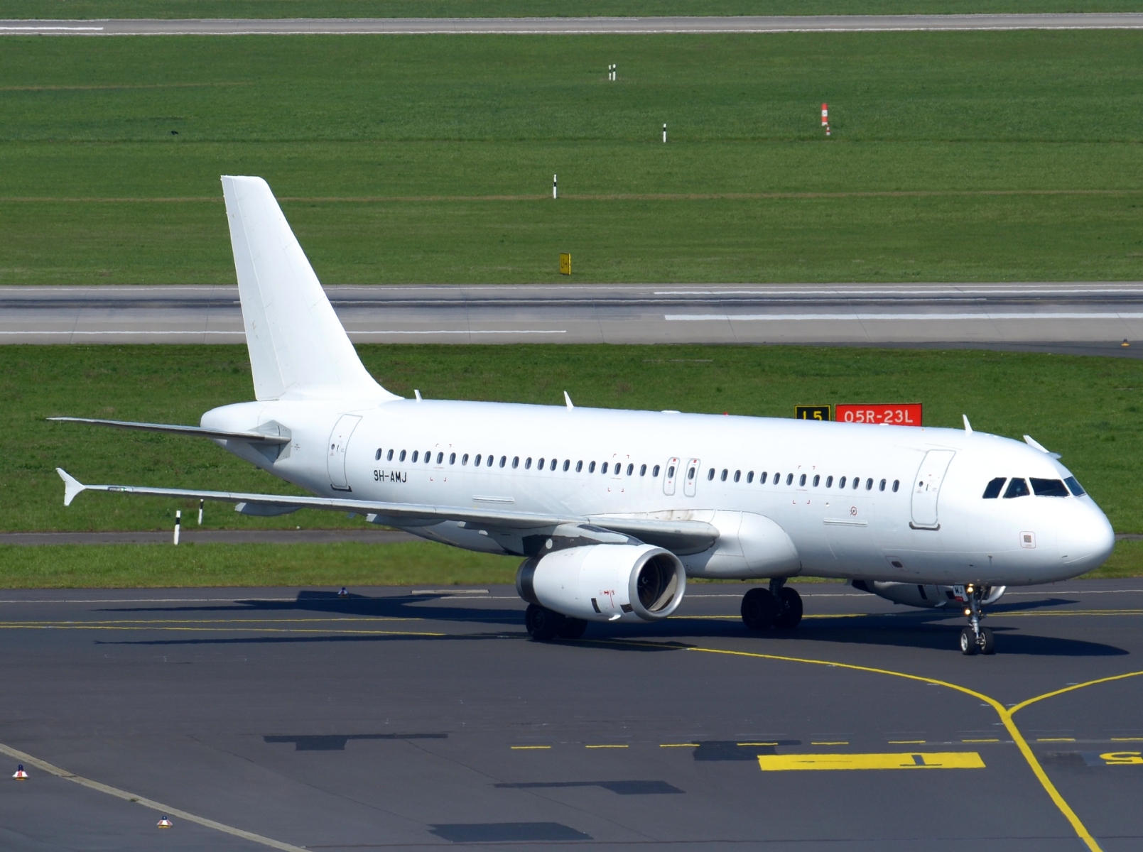 9H-AMJ - A320-232 - Avion Express Malta - DUS - 05-04-2023