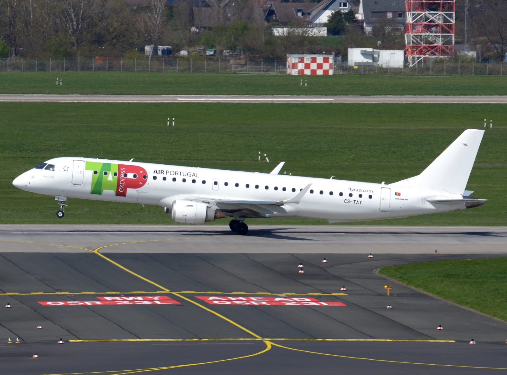 CS-TAY - ERJ-195LR (ERJ-190-200 LR) - TAP Express - DUS - 05-04-2023b