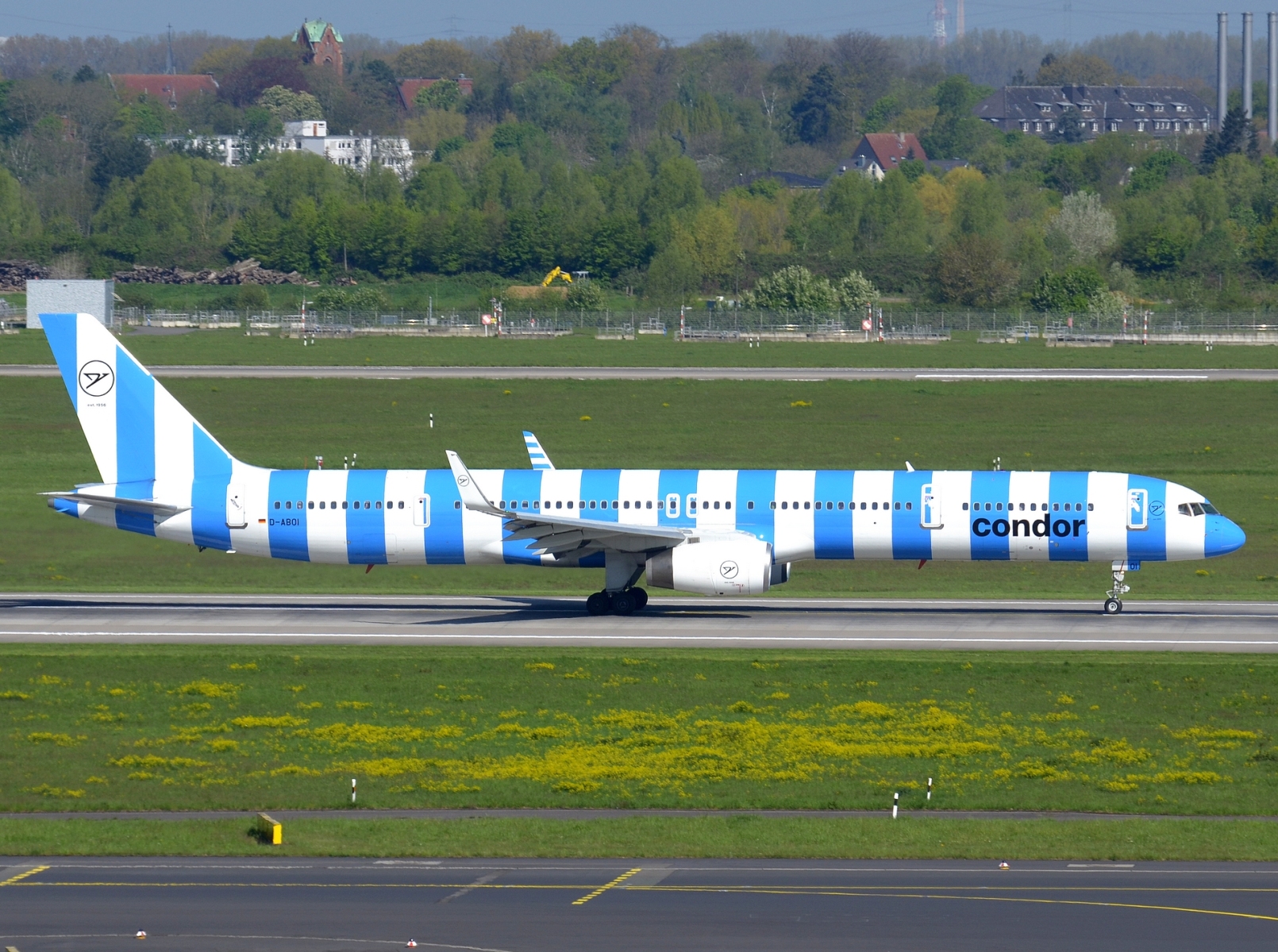 D-ABOI - 757-330(WL) - Condor - DUS - 30-04-2023b