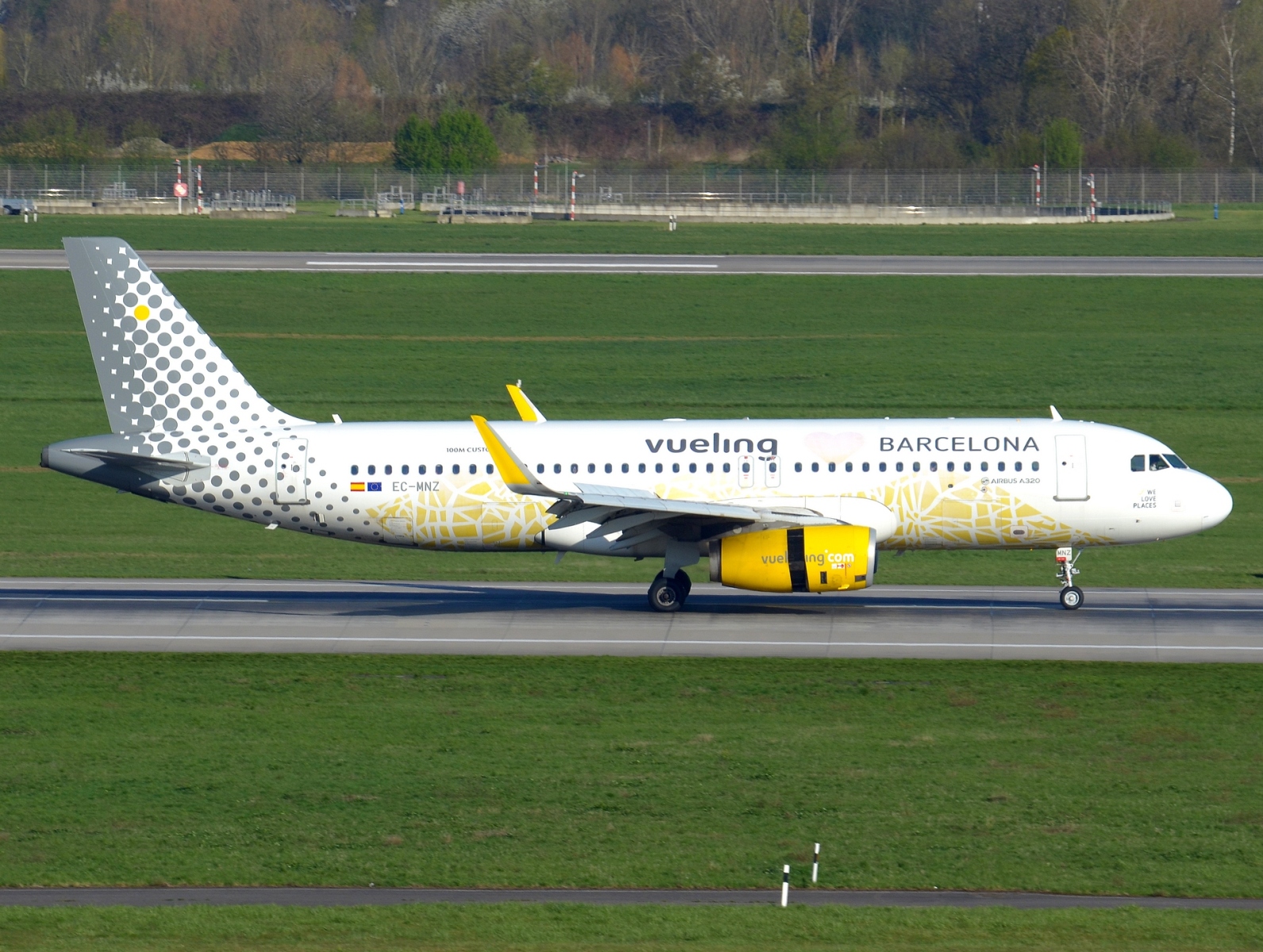 EC-MNZ - A320-232(WL) - Vueling - DUS - 05-04-2023