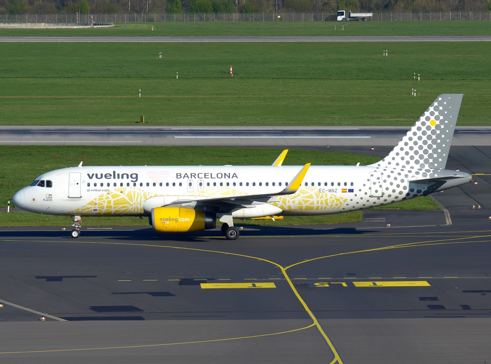 EC-MNZ - A320-232(WL) - Vueling - DUS - 05-04-2023b