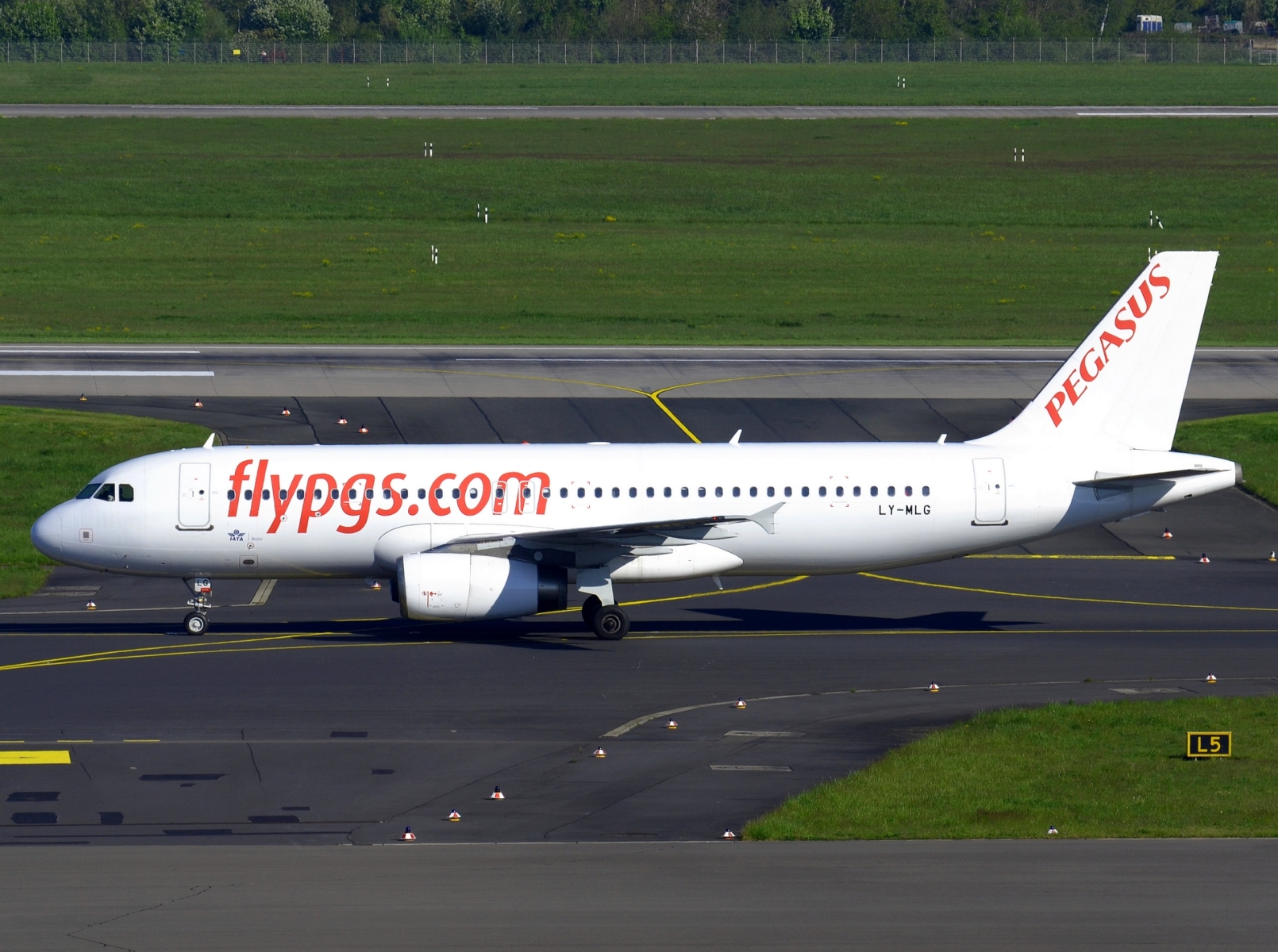 LY-MLG - A320-232 - Pegasus - DUS - 30-04-2023