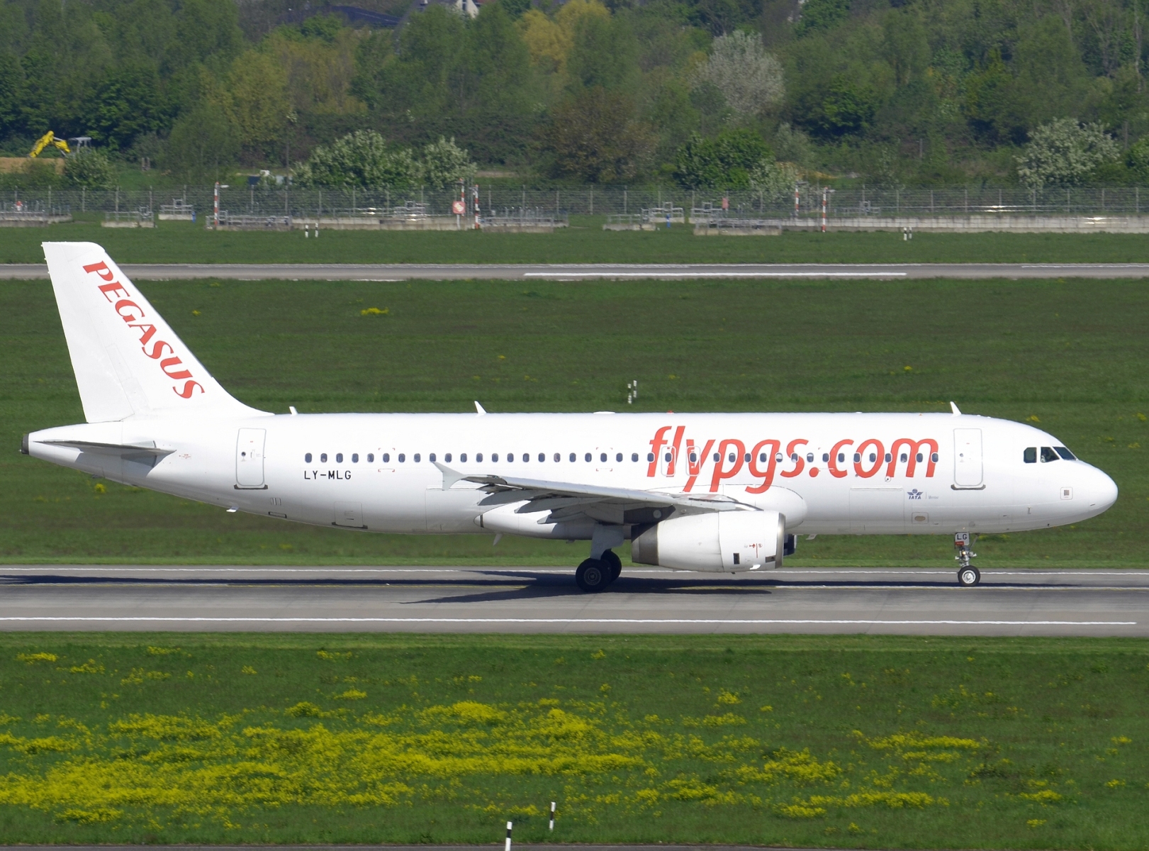 LY-MLG - A320-232 - Pegasus - DUS - 30-04-2023b
