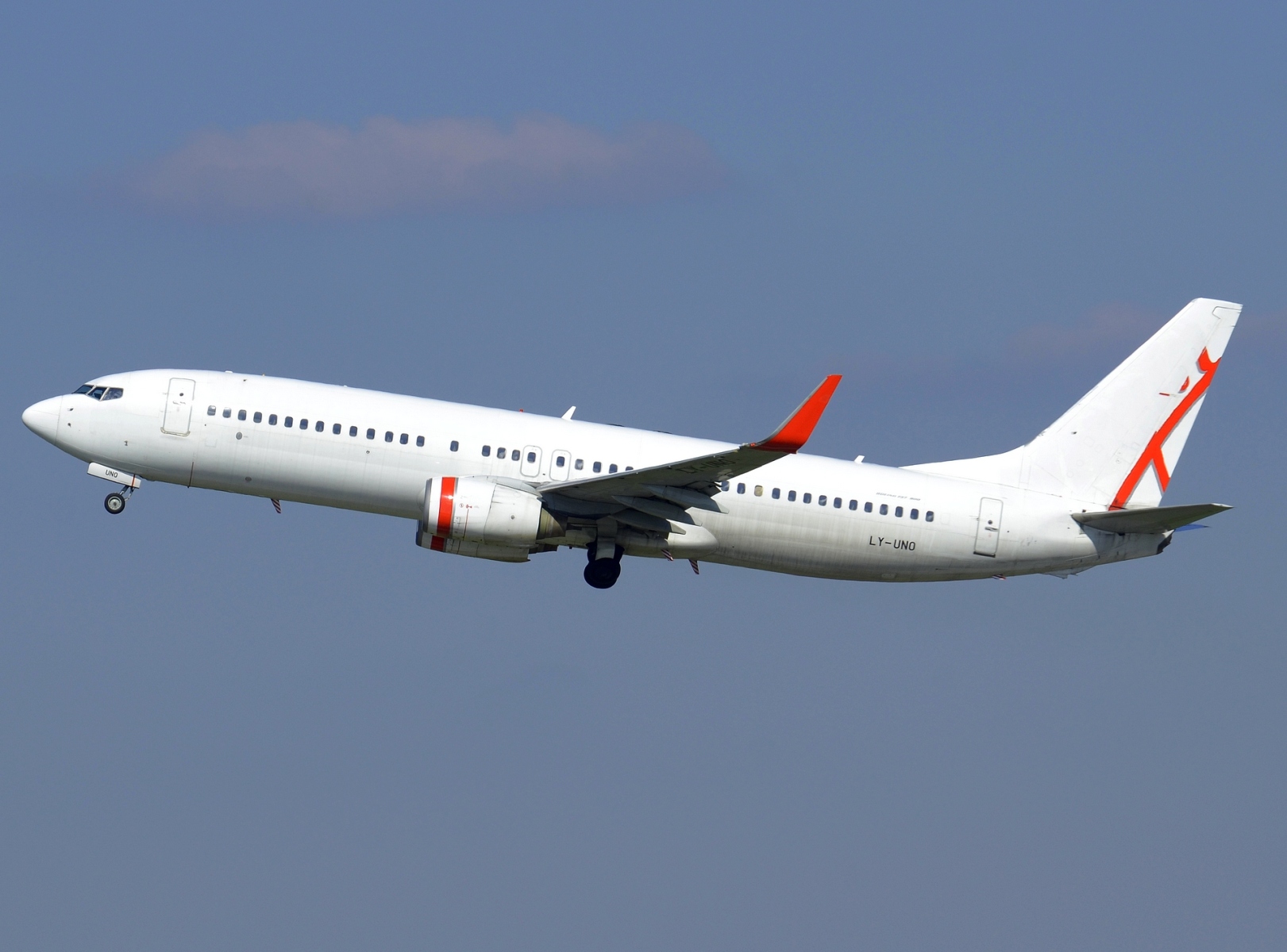 LY-UNO - 737-8FE(WL) - GetJet Airlines - DUS - 05-04-2023b