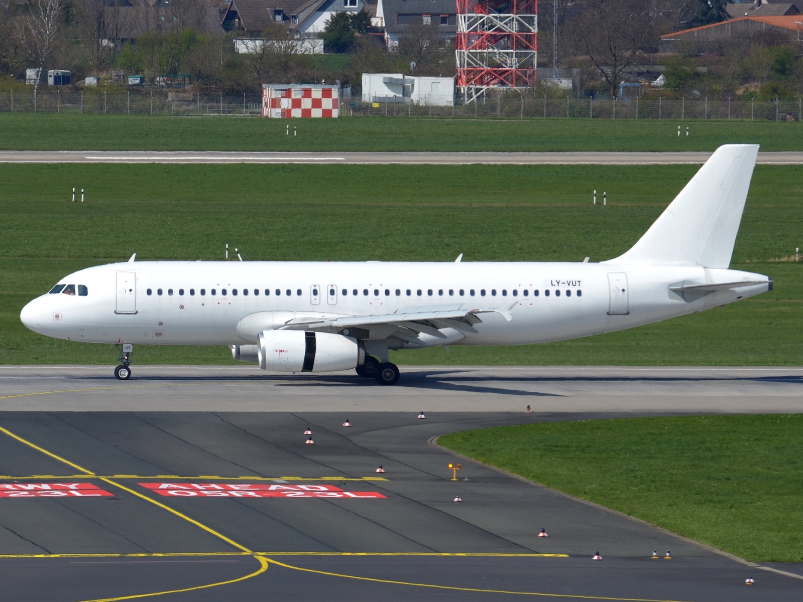 LY-VUT - A320-232 - Heston Airlines - DUS - 05-04-2023