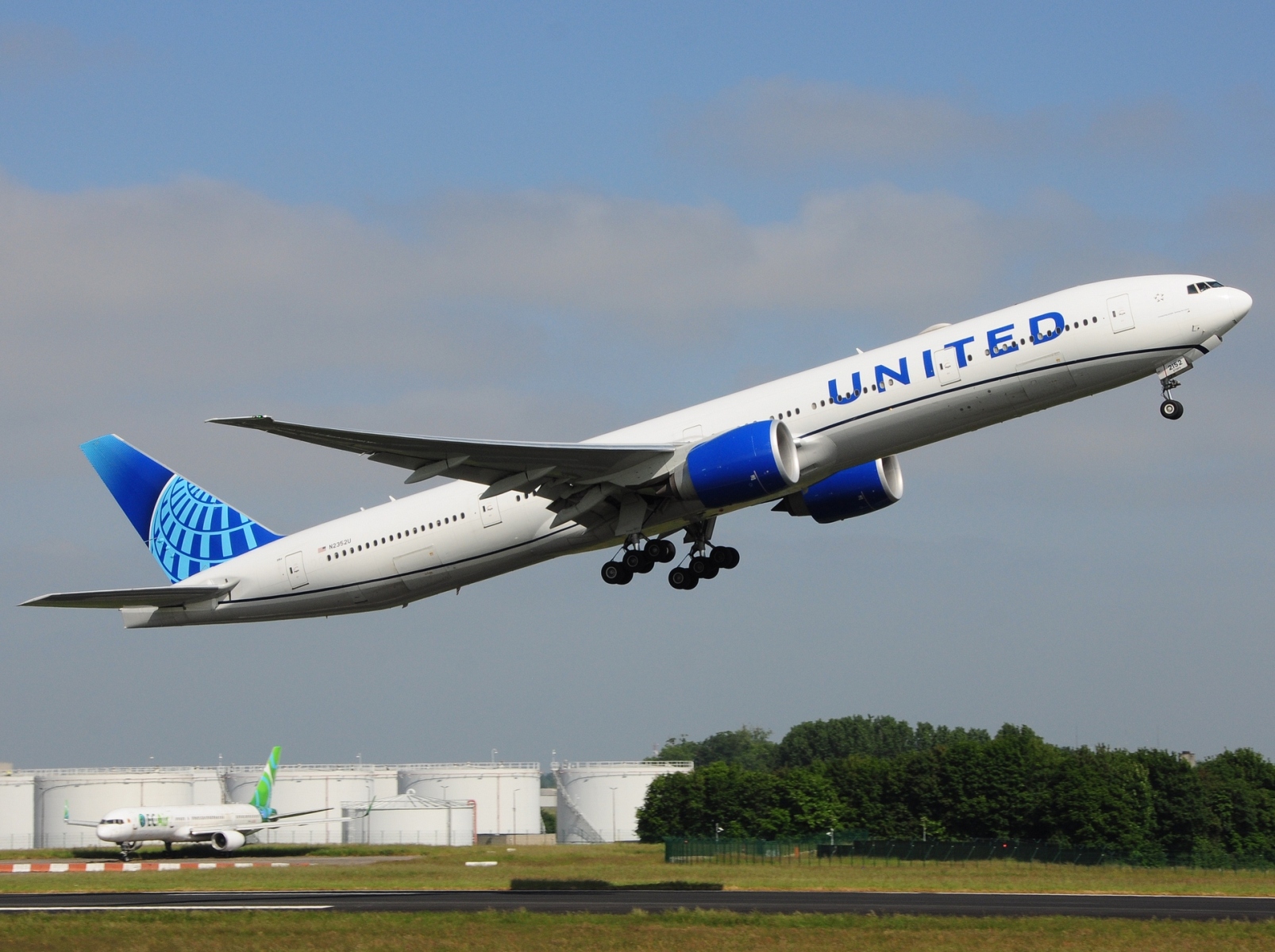 N2352U - 777-324(ER) - United Airlines - BRU - 01-06-2023