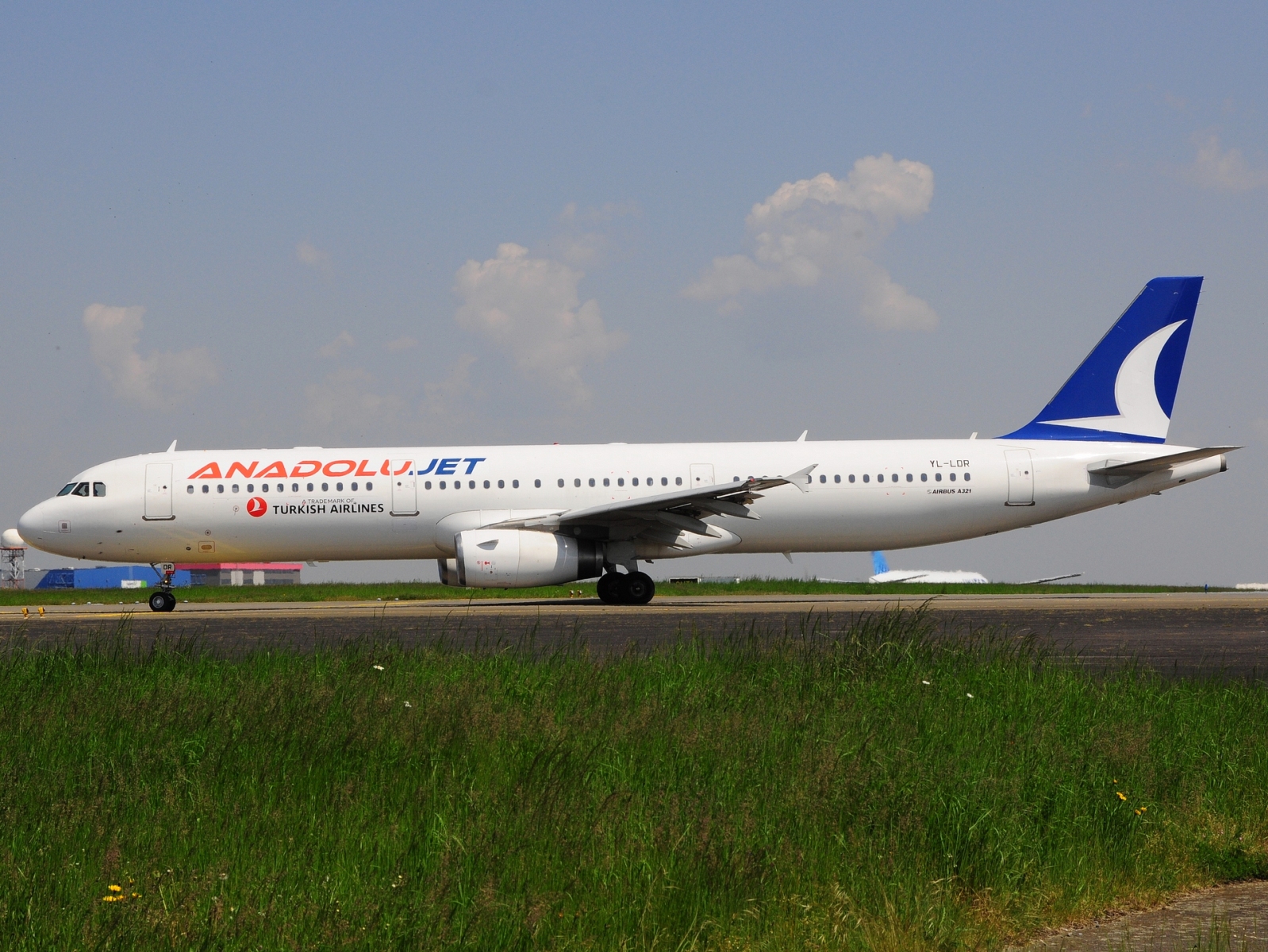 YL-LDR - A321-231 - Anadolu Jet - BRU - 13-05-2023