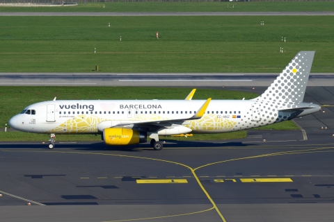 EC-MNZ - A320-232(WL) - Vueling - DUS - 05-04-2023b