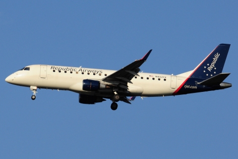 N402YX - ERJ-175LR (ERJ-170-200 LR)  - American Eagle - JFK - 28-10-2023