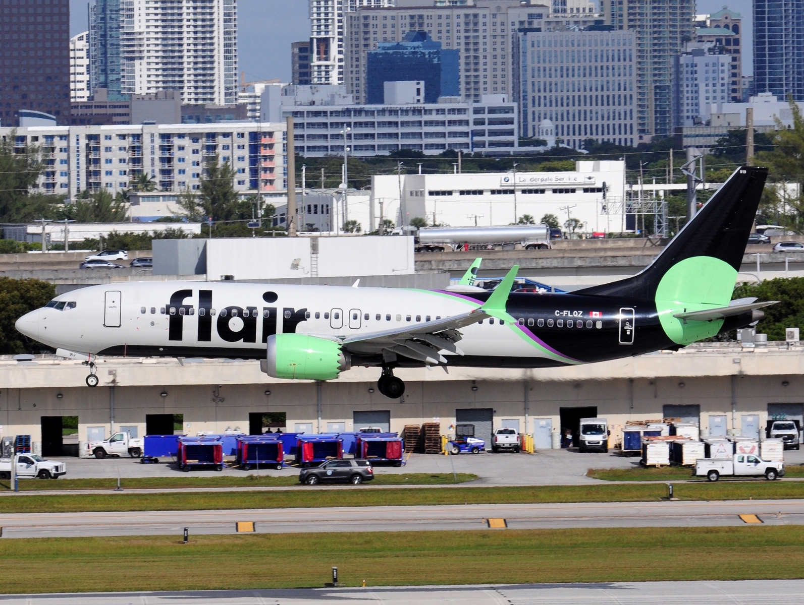 C-FLQZ - 737-8 MAX - Flair Airlines - FLL - 27-11-2025