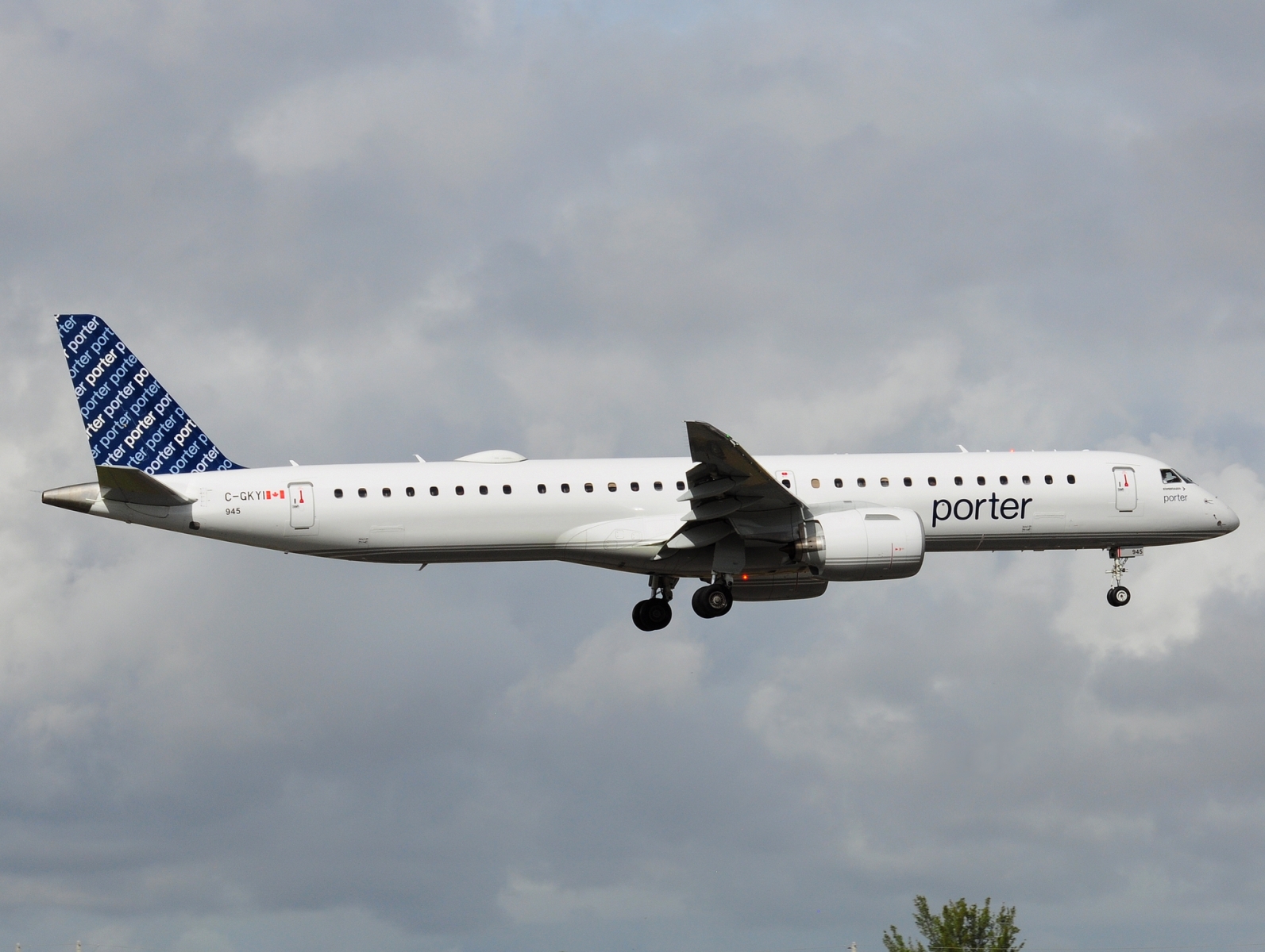C-GKYI - ERJ-195-E2 (ERJ-190-400 STD) - Porter Airlines - MIA - 30-11-2025