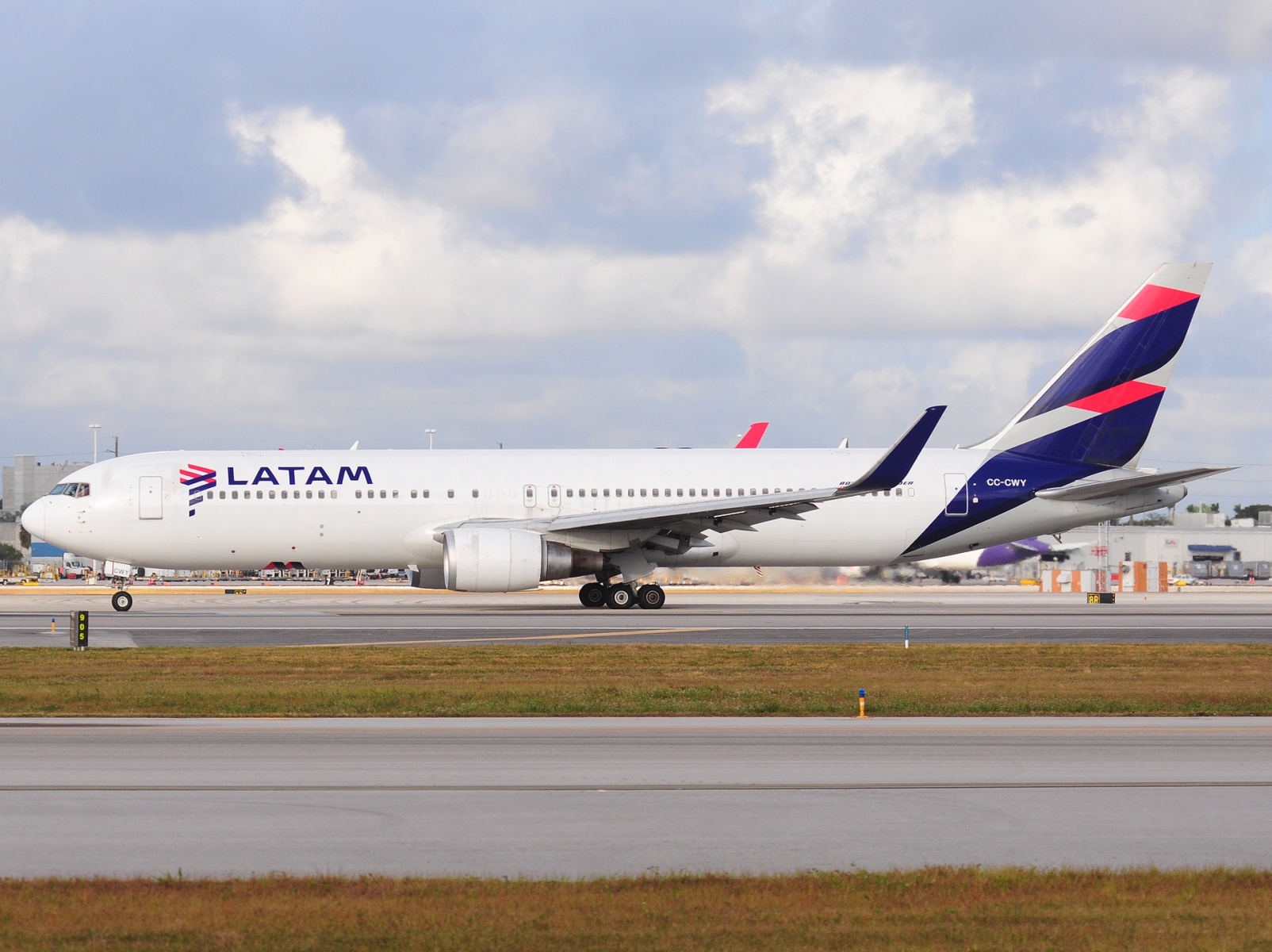CC-CWY - 767-316(ER)(WL) - LATAM Airlines Chile - MIA - 27-11-2025