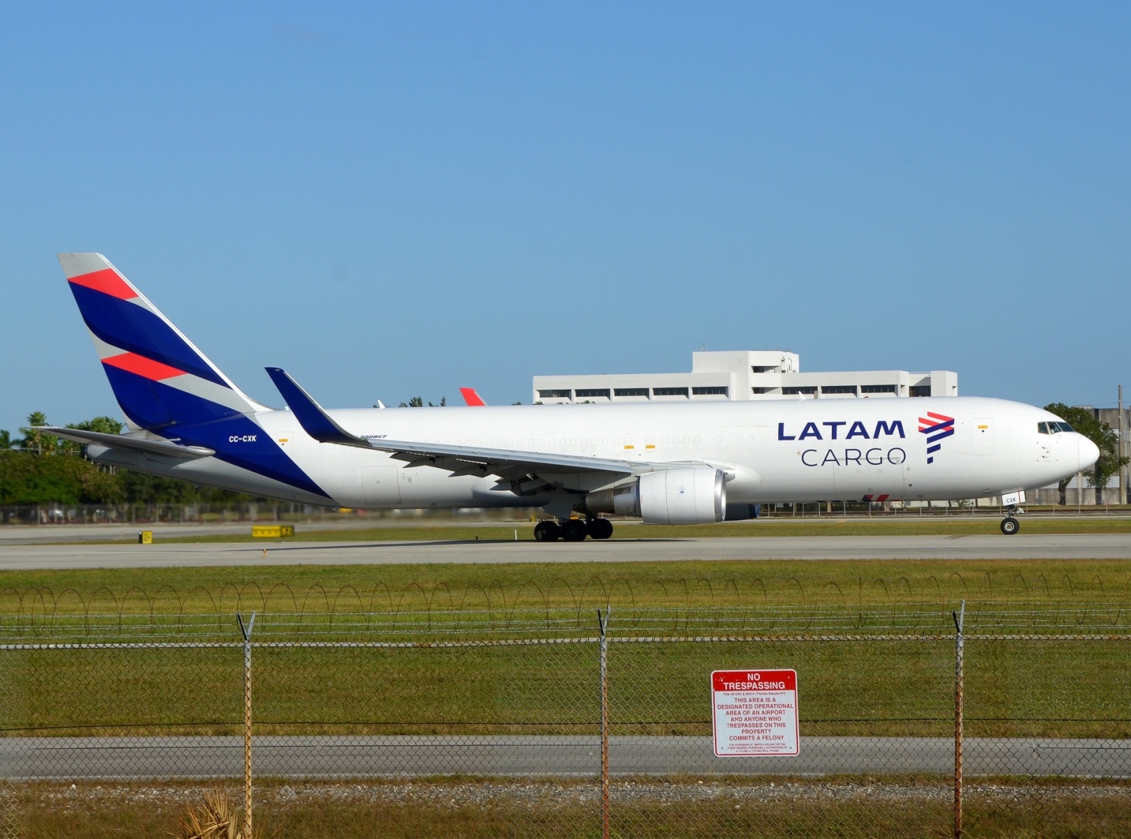 CC-CXK - 767-316(ER)(WL) - LATAM Cargo Chile - MIA - 29-11-2025