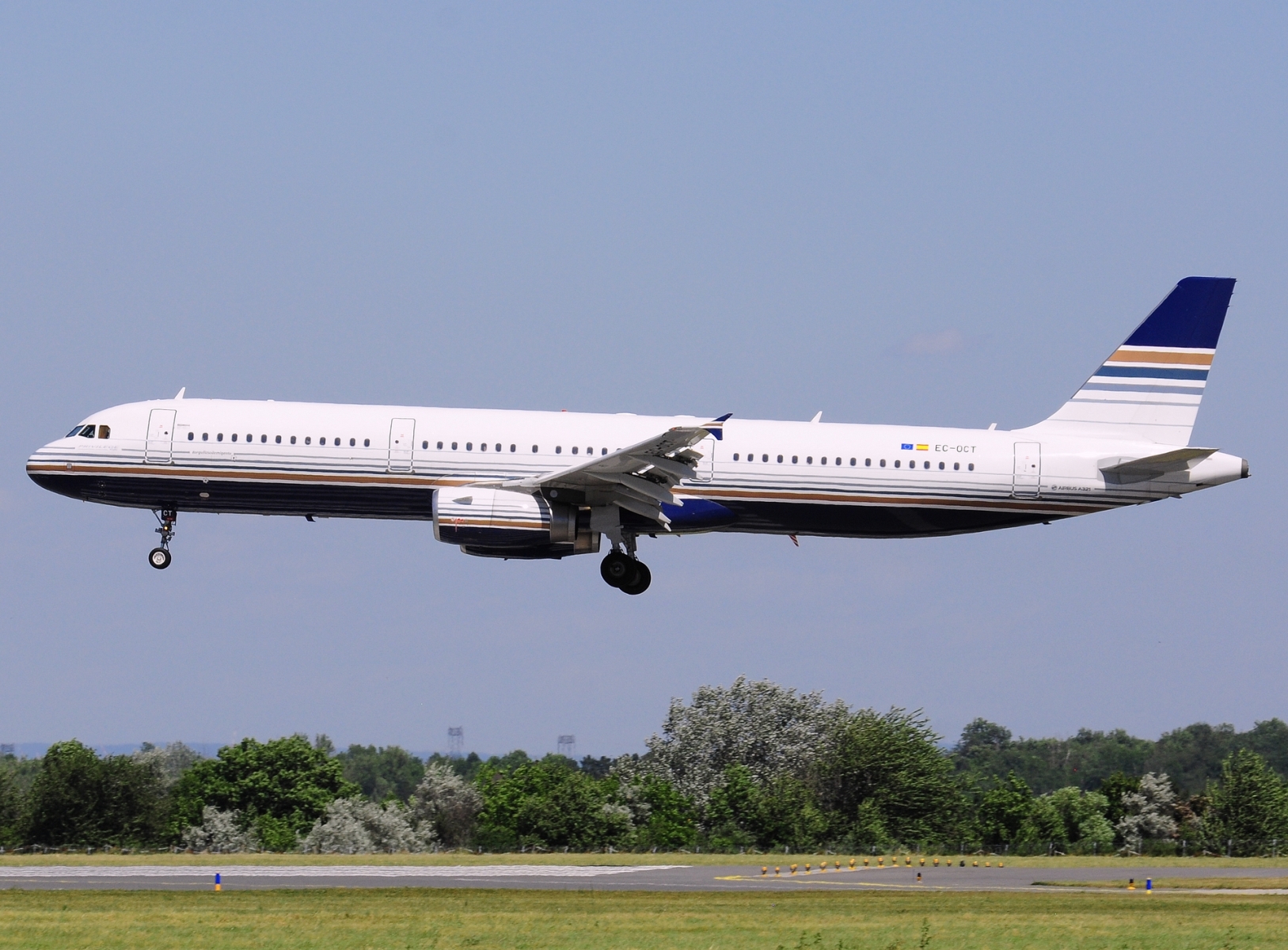 EC-OCT - A321-231 - Privilege Style - VIE - 25-06-2025