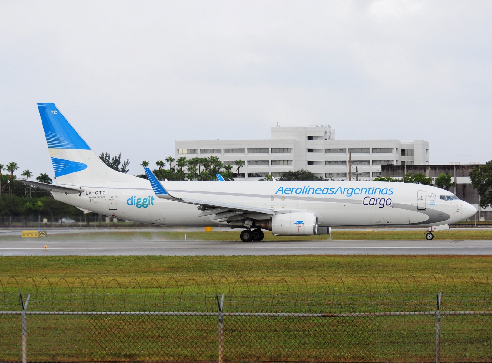 LV-CTC - 737-86J(WL) - Aerolineas Argentinas Cargo - MIA - 30-11-2025b