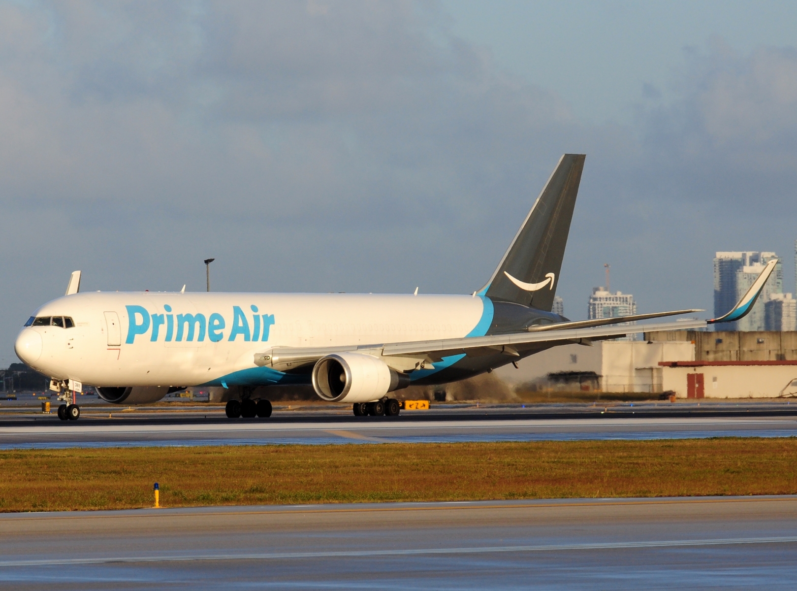 N1381A - 767-316(ER)(WL) - Amazon Prime Air - MIA - 30-11-2025c