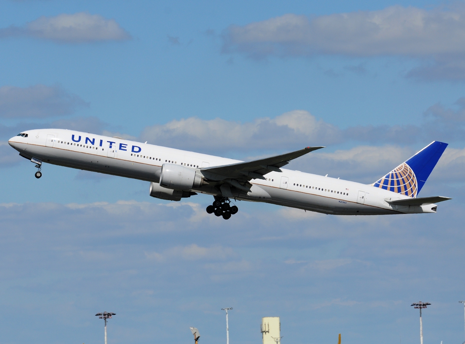 N2136U - 777-324(ER) - United Airlines - BRU - 24-08-2025