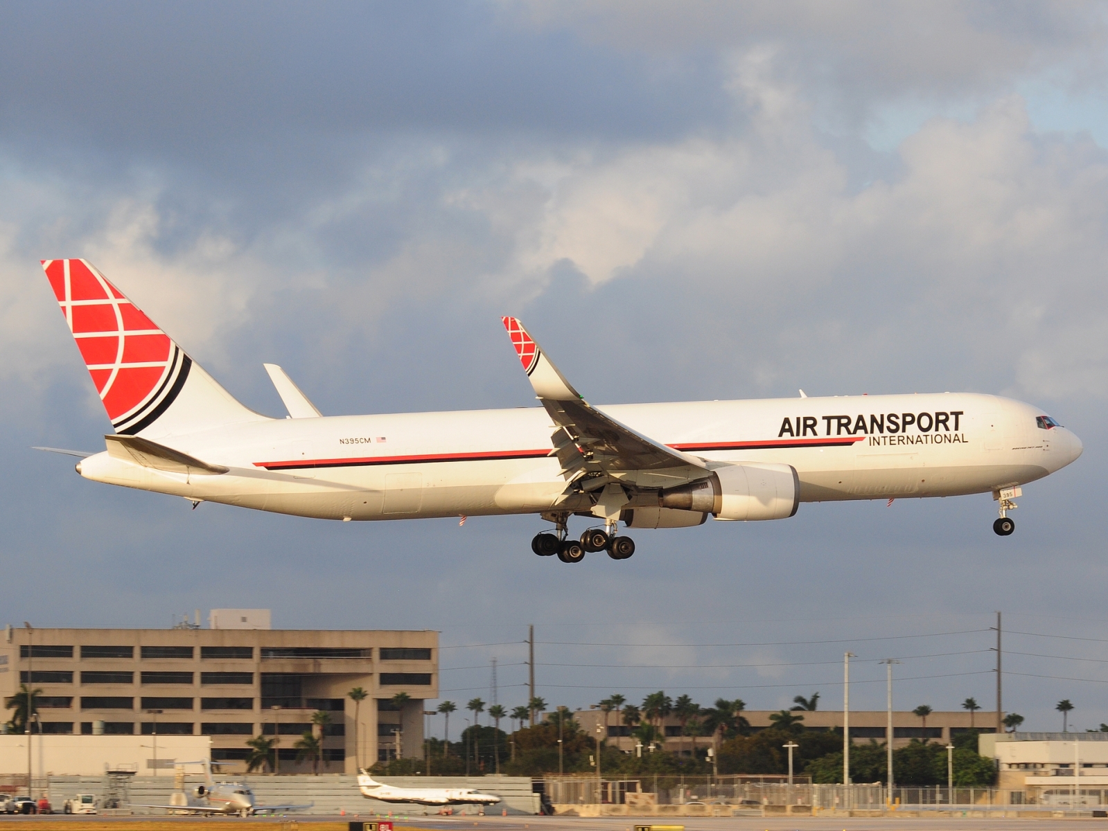 N395CM - 767-323(ER)(WL) - ATI _ Air Transport International - MIA - 30-11-2025b