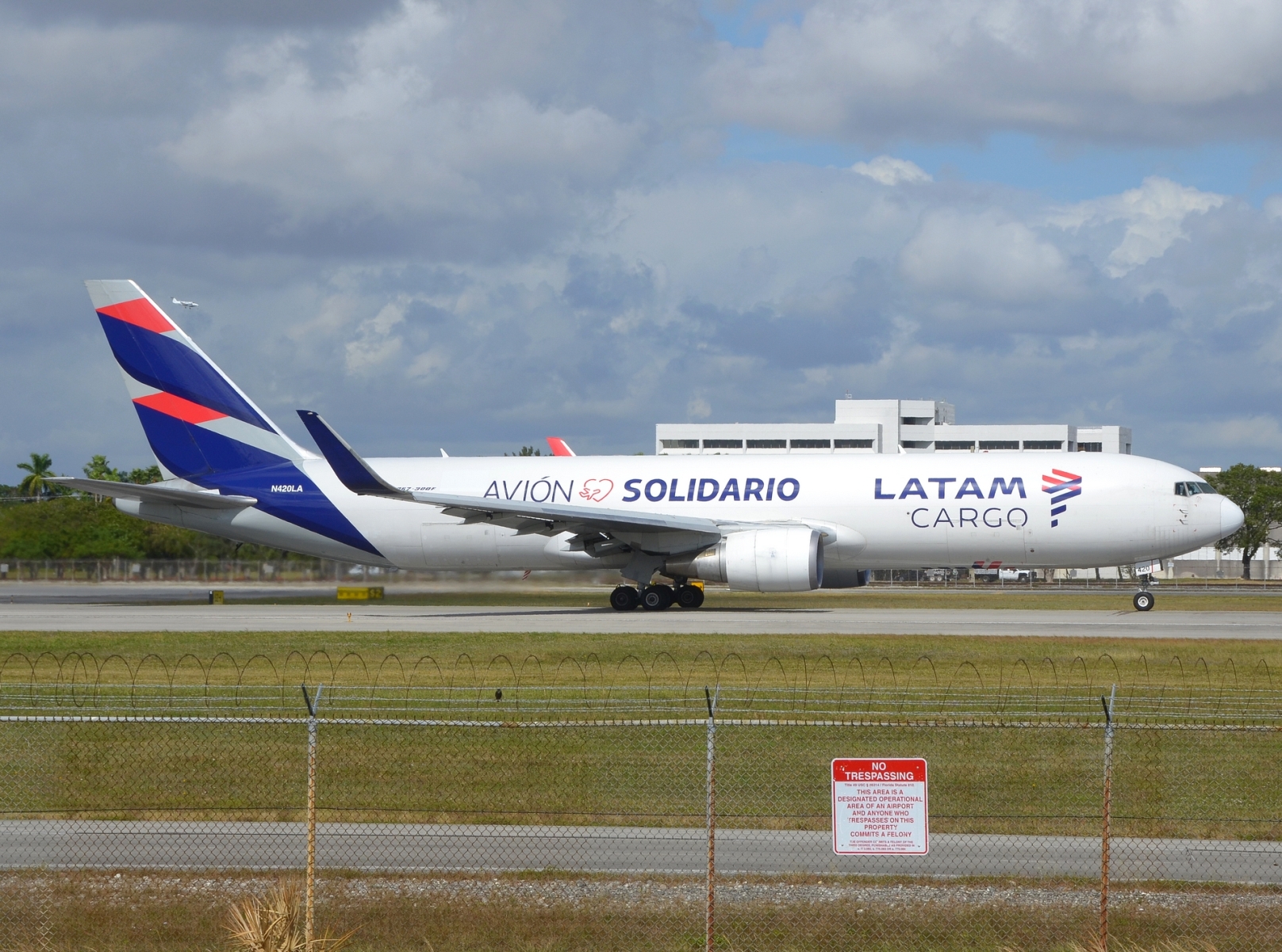 N420LA - 767-316F(WL) - LATAM Cargo Chile - MIA - 26-11-2025b