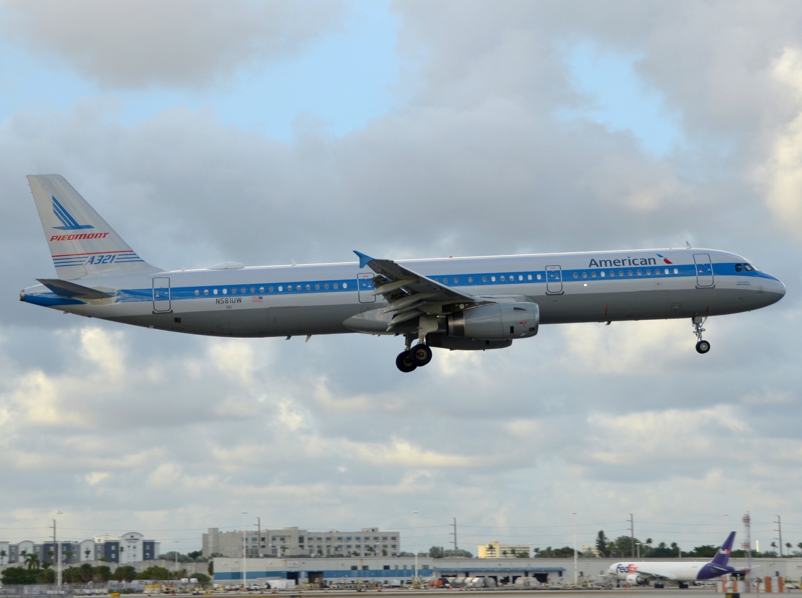 N581UW - A321-231 - American Airlines - MIA - 26-11-2025