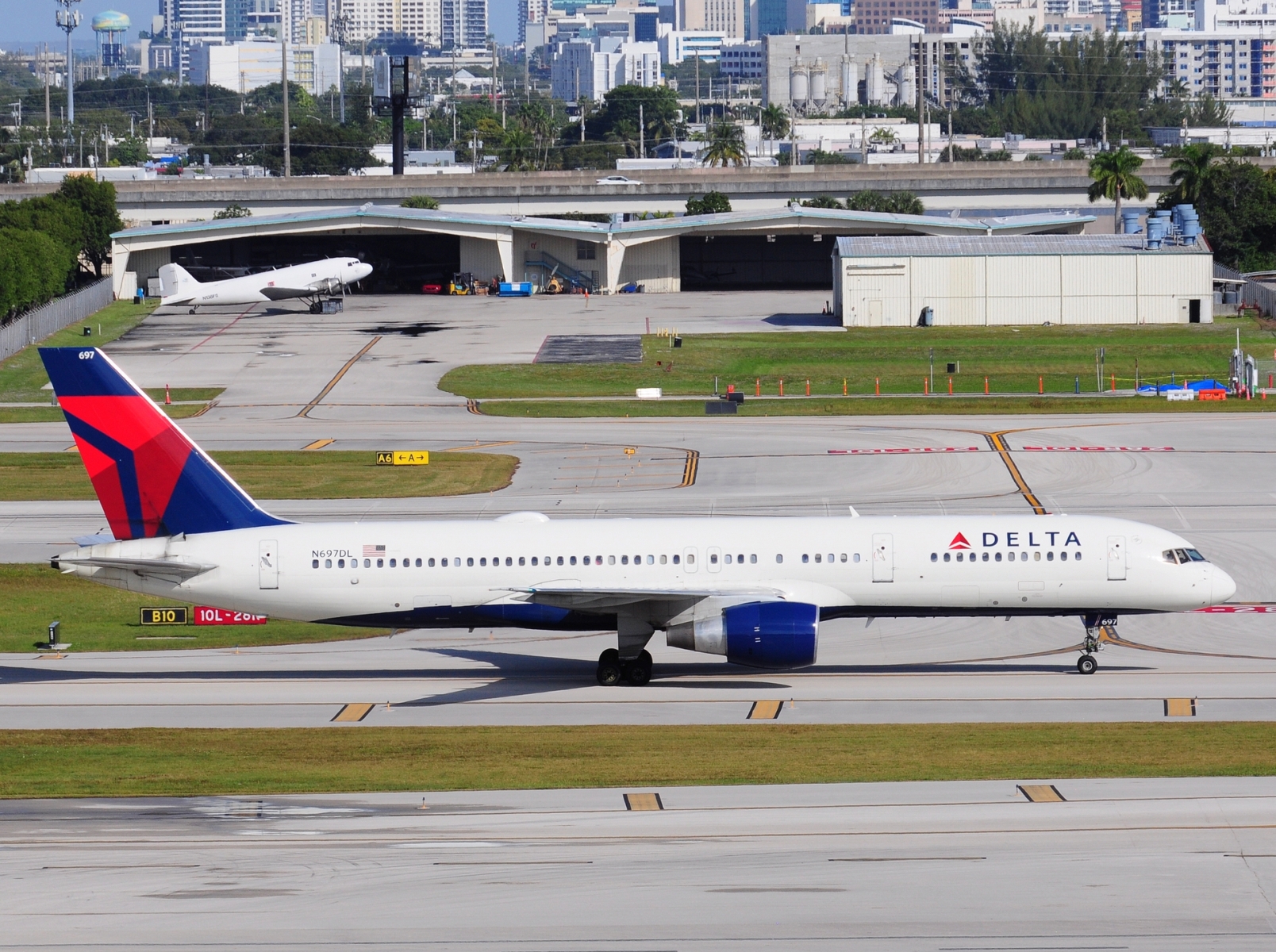 N697DL - 757-232 - Delta Air Lines - FLL - 27-11-2025