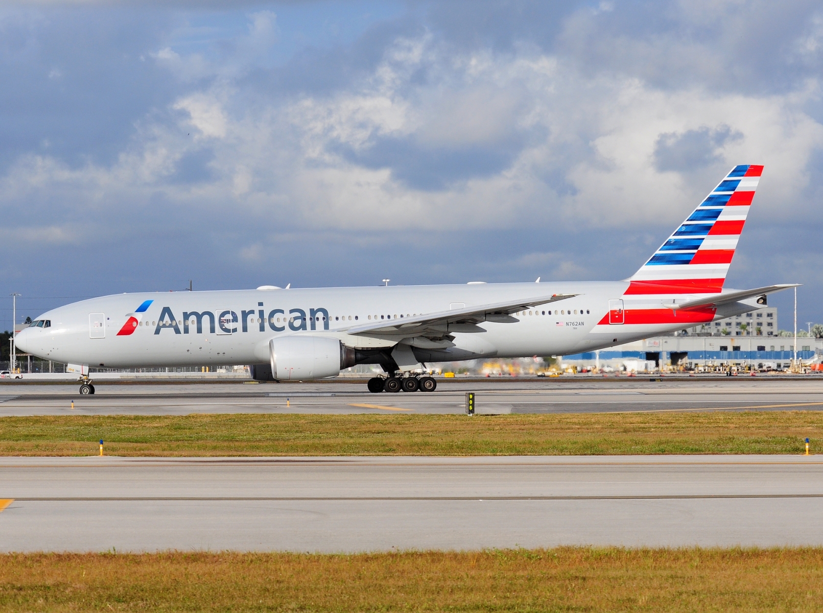 N762AN - 777-223(ER) - American Airlines - MIA - 27-11-2025