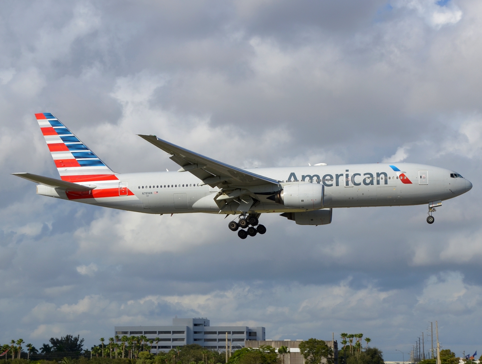 N789AN - 777-223(ER) - American Airlines - MIA - 26-11-2025