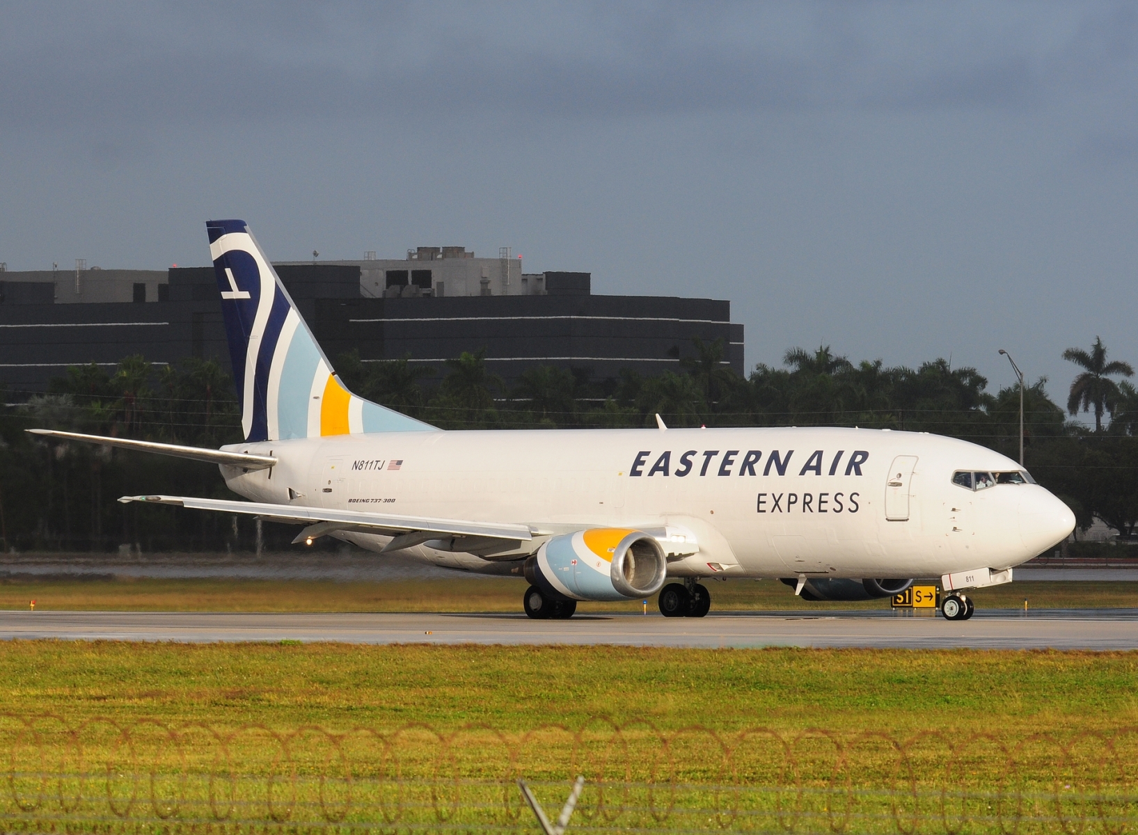 N811TJ - 737-306 - Eastern Air Express Cargo - MIA - 30-11-2025