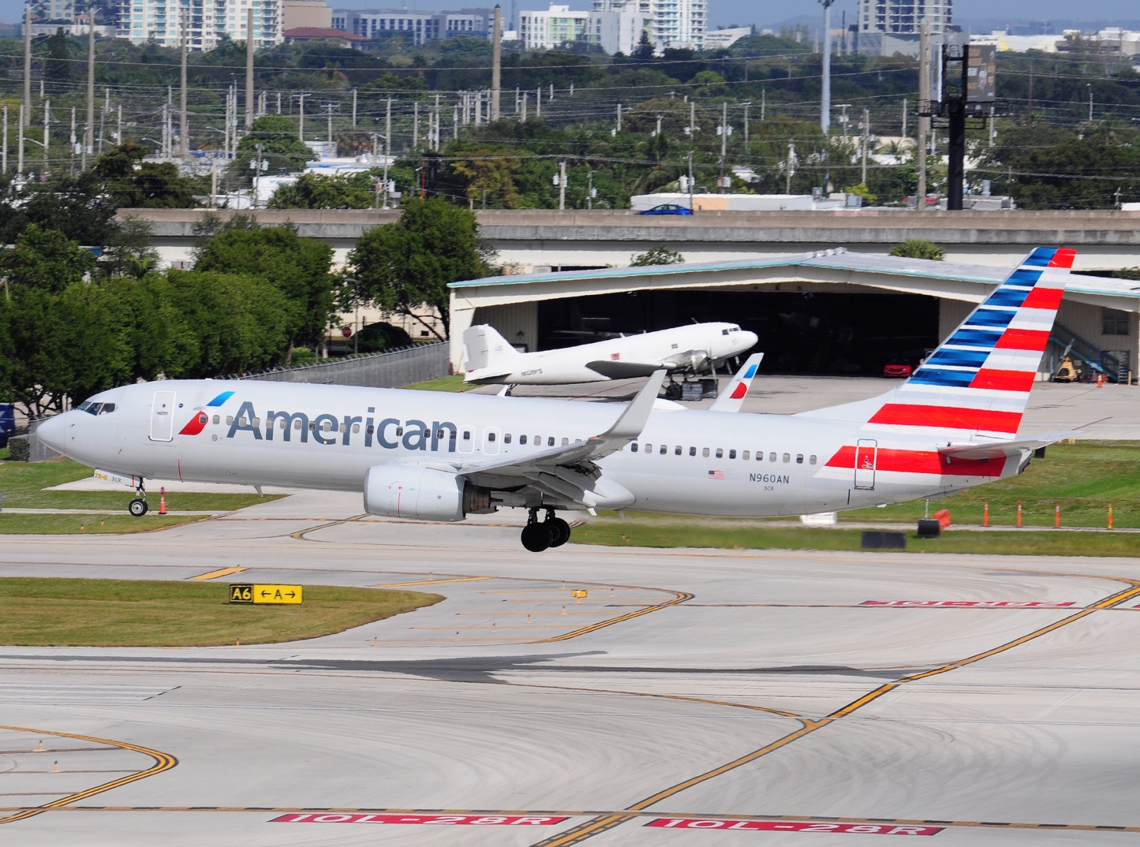 N960AN - 737-823(WL) - American Airlines - FLL - 27-11-2025