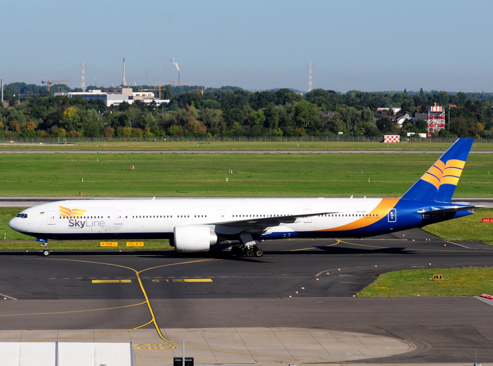 UR-AZR - 777-31H(ER) - Skyline Express Airline - DUS - 19-08-2025c