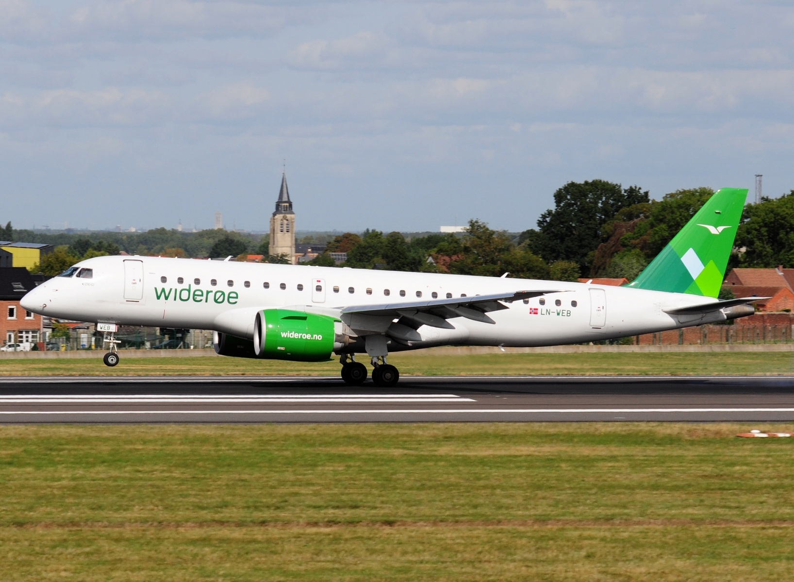 LN-WEB _ ERJ-190-E2 (ERJ-190-300 STD) _ Wideroe _ BRU _ EBBR _ 21-09-2026