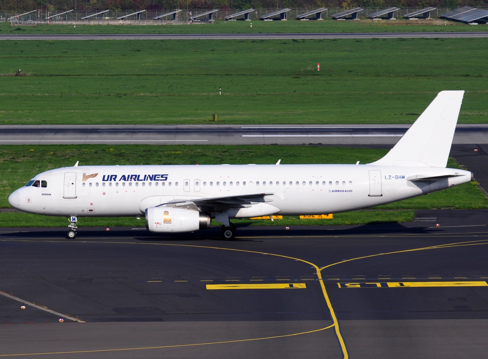 LZ-BHM _ A320-232 _ UR Airlines _ DUS _ EDDL _ 04-10-2026