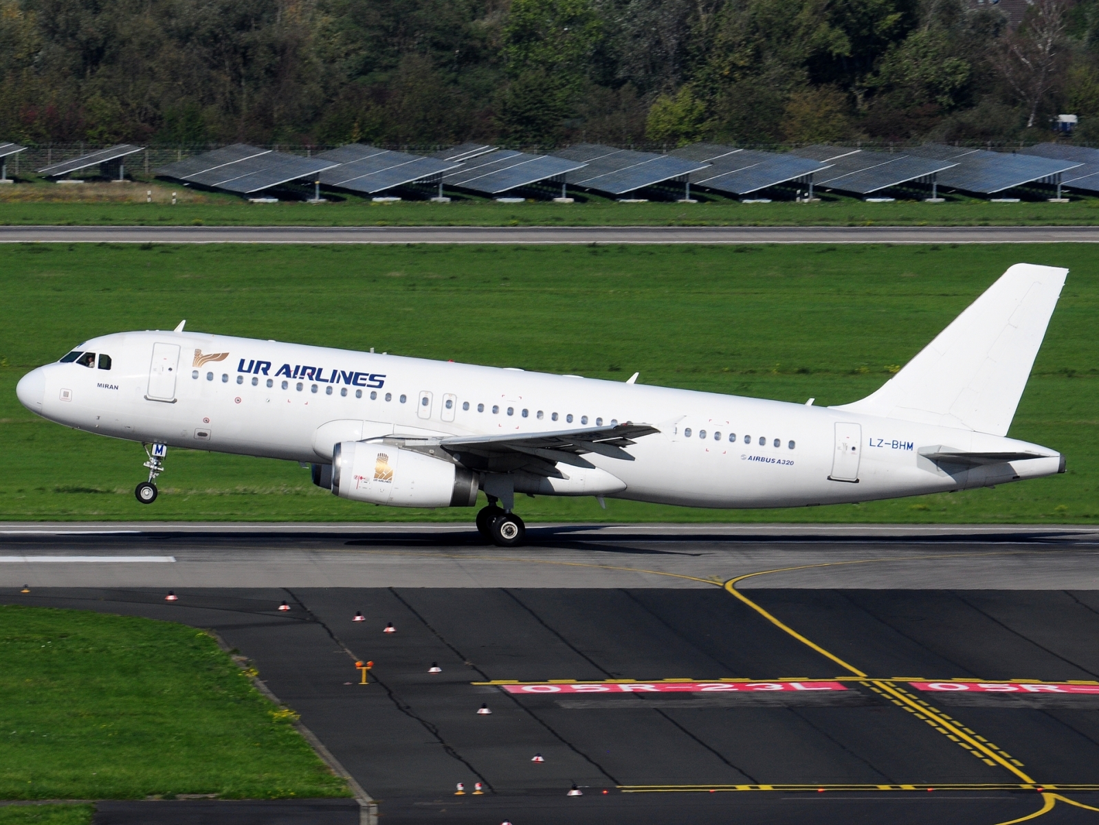 LZ-BHM _ A320-232 _ UR Airlines _ DUS _ EDDL _ 04-10-2026