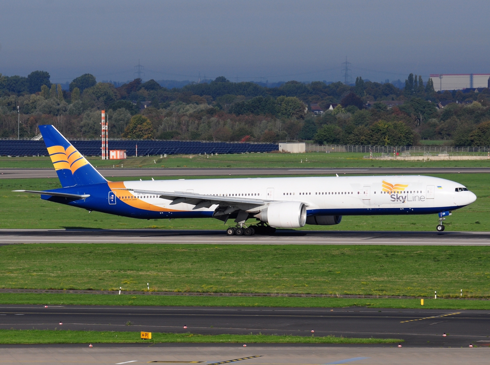 UR-AZR _ 777-31H(ER) _ Skyline Express Airline _ DUS _ EDDL _ 04-10-2026