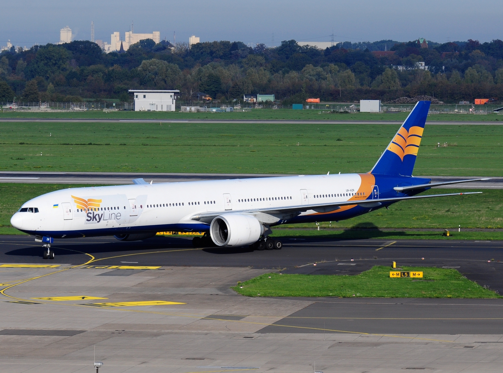 UR-AZR _ 777-31H(ER) _ Skyline Express Airline _ DUS _ EDDL _ 04-10-2026